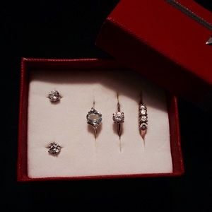 Bundle of 3 rings and set of crystal studs.